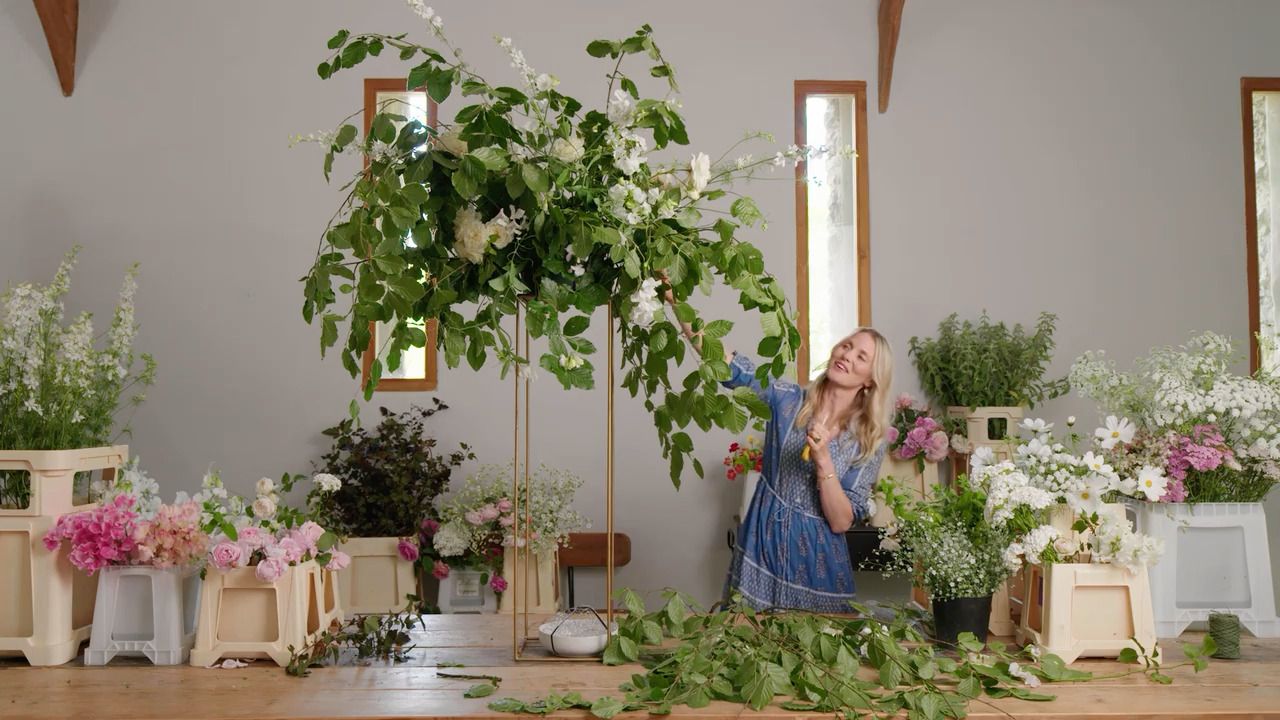 A tall table arrangement with a rose garden - Part 1 - The high arrangement