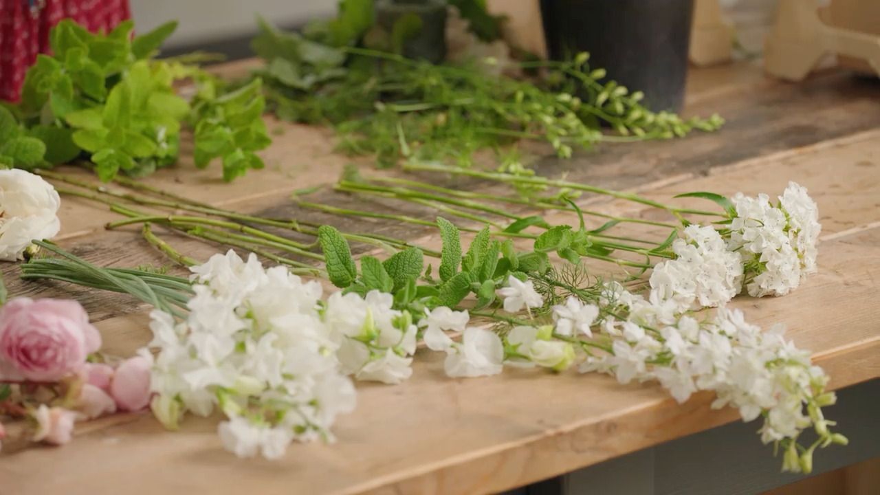 A romantic bridal bouquet - Part 1 - Designing and preparing the bouquet