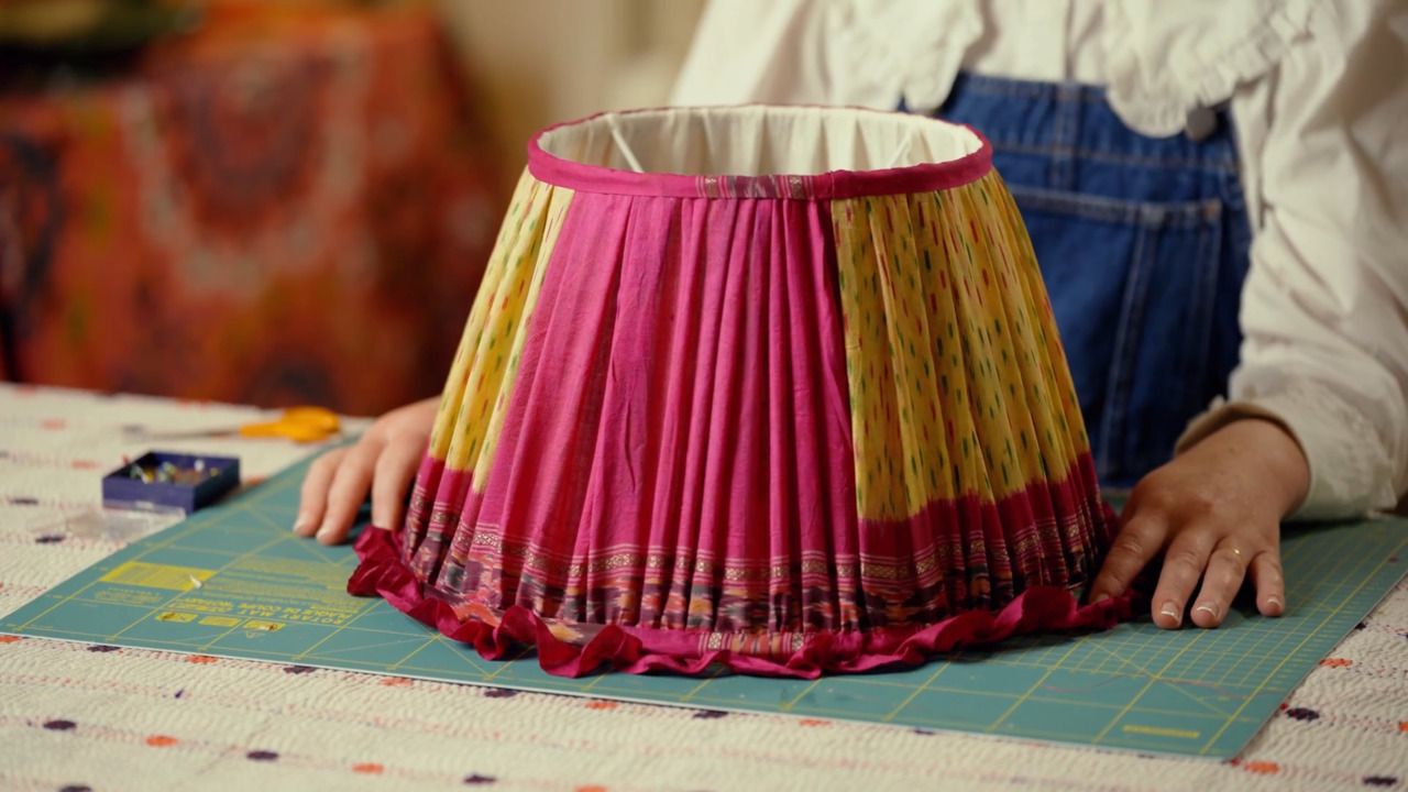 A gathered lampshade with a frilly bottom - Attaching the self made trims
