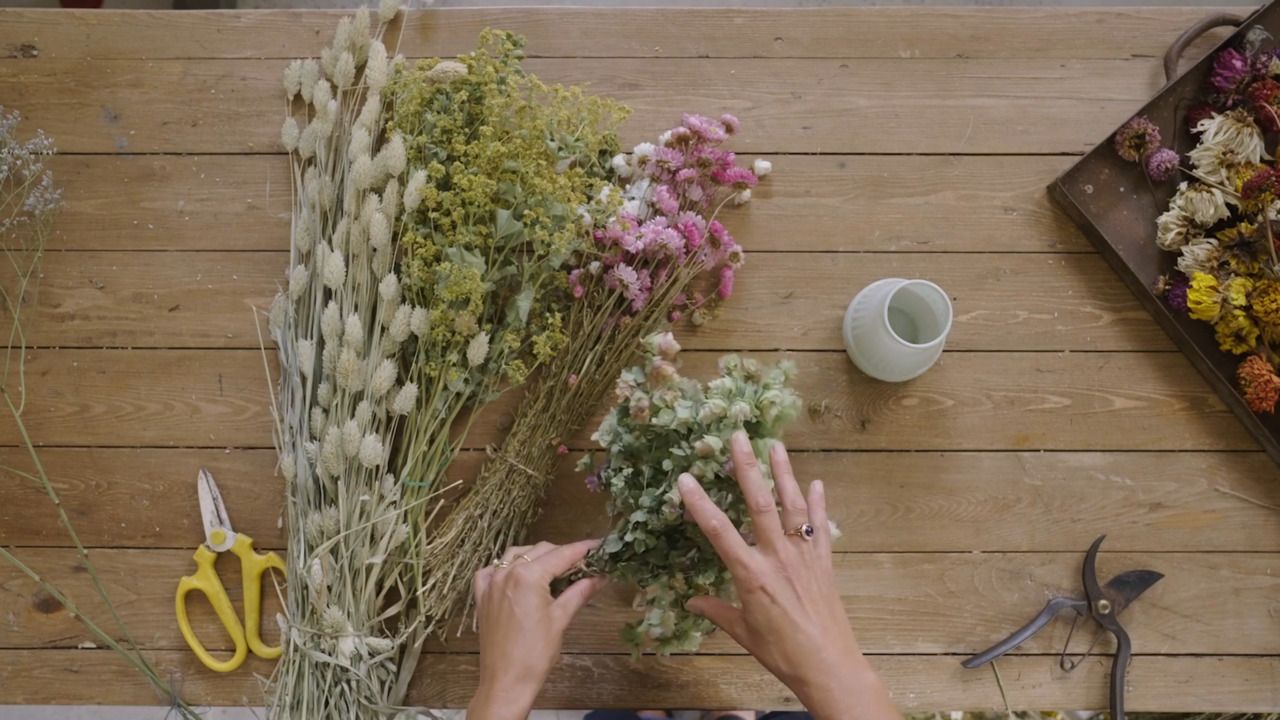 Displaying dried flowers in vessels - Part 2: Creating a colourful display