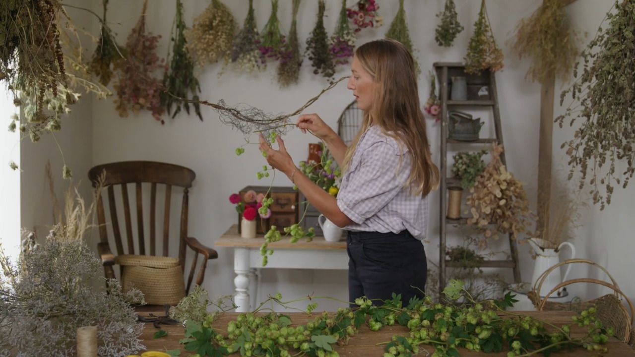 A hanging flower cloud - Part 2: The mechanics and structure