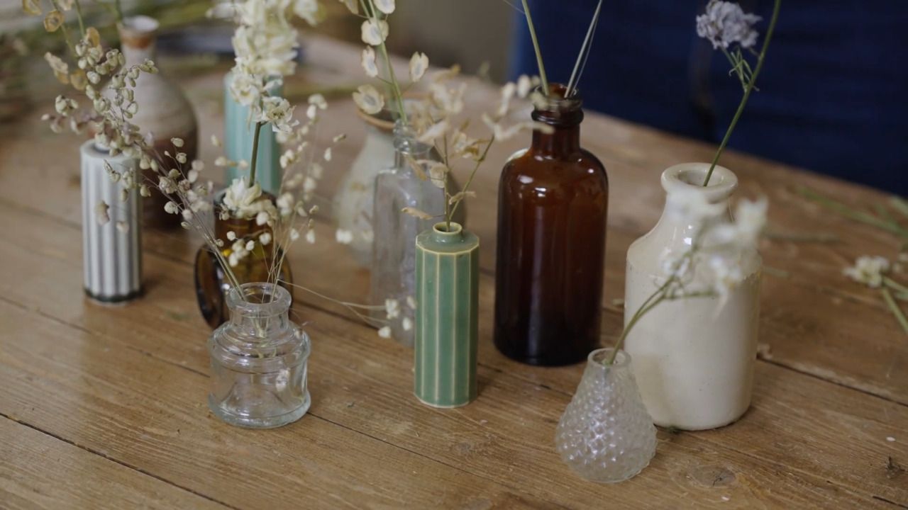 Displaying dried flowers in vessels - Part 1: Single varieties in beautiful vases