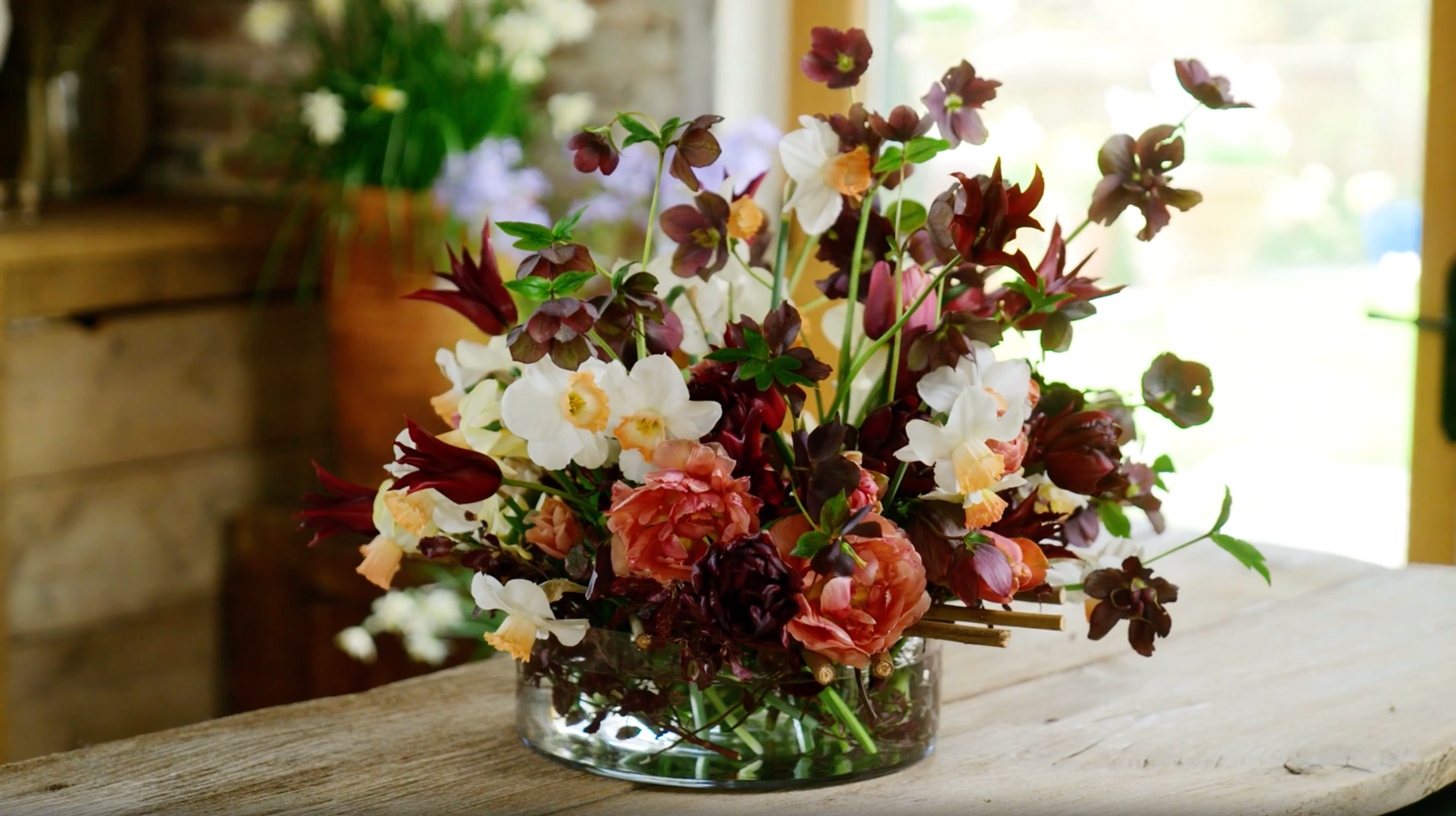 Arranging with tulips and narcissi using a grid 