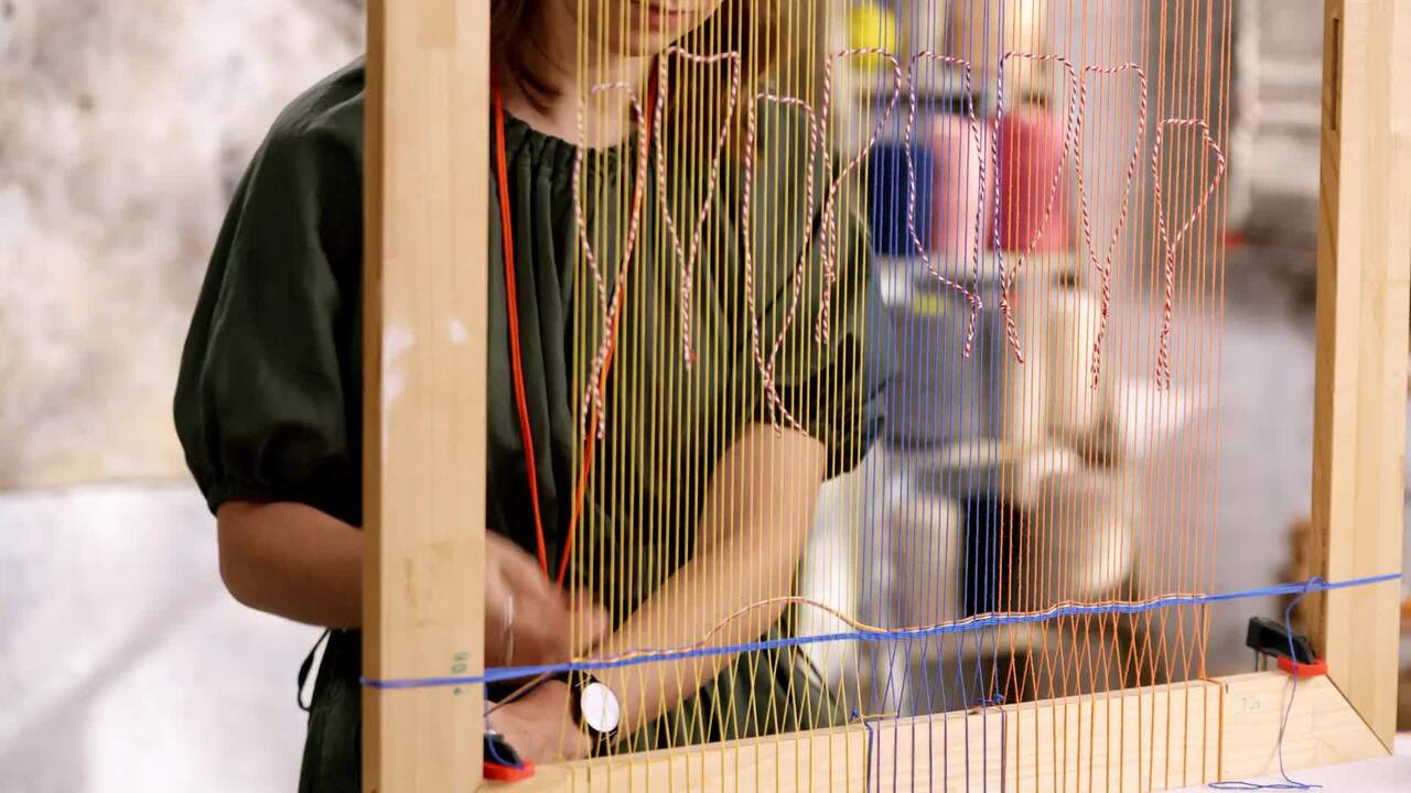Start weaving with all three warp colours