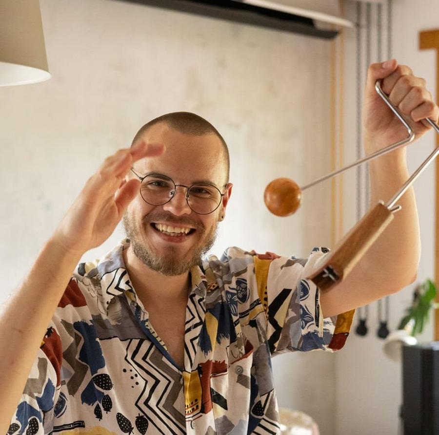 Michał Pękosz grający na instrumencie