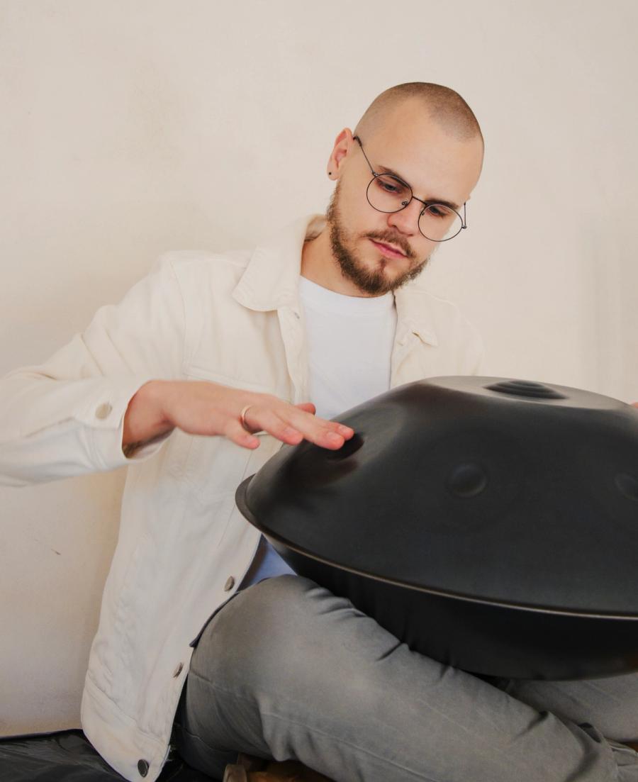 Michał Pękosz grający na instrumencie