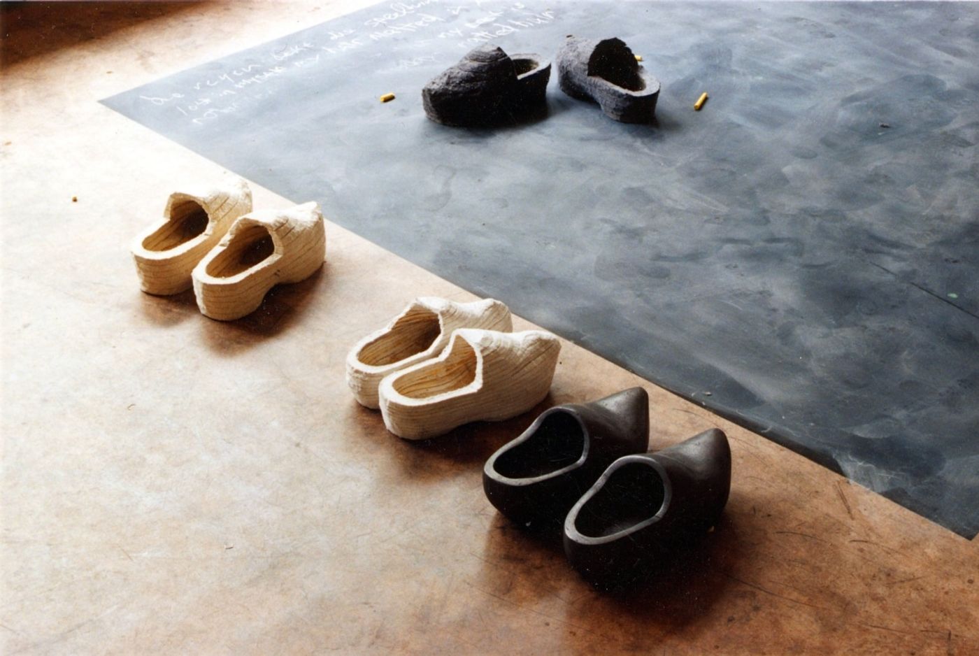 KLOMPEN_______installation / graphite, felt, chalk / 1994