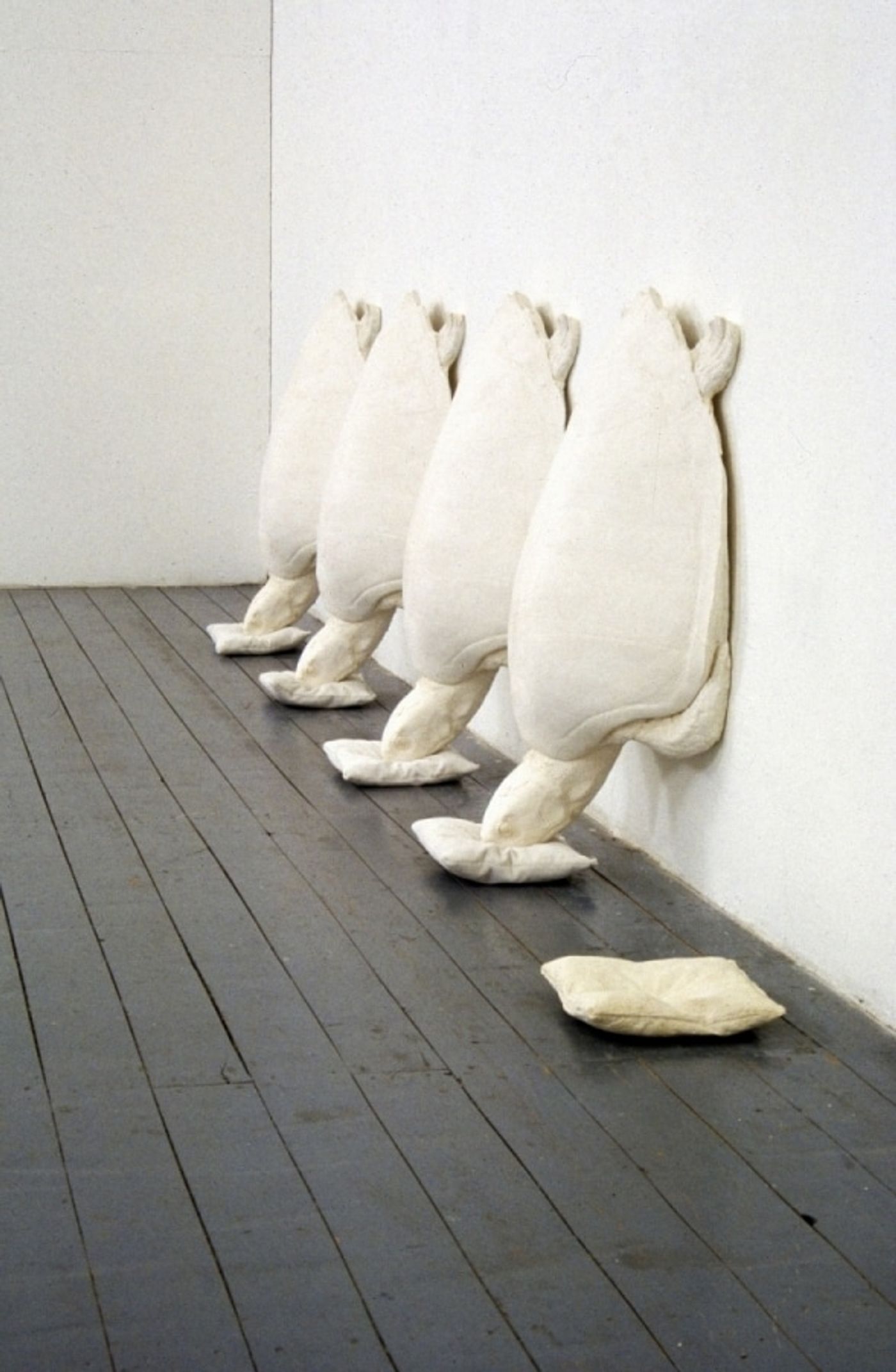 FLYING BUTTRESS_______plaster, cotton pillows / 300x60x24 cm /1991