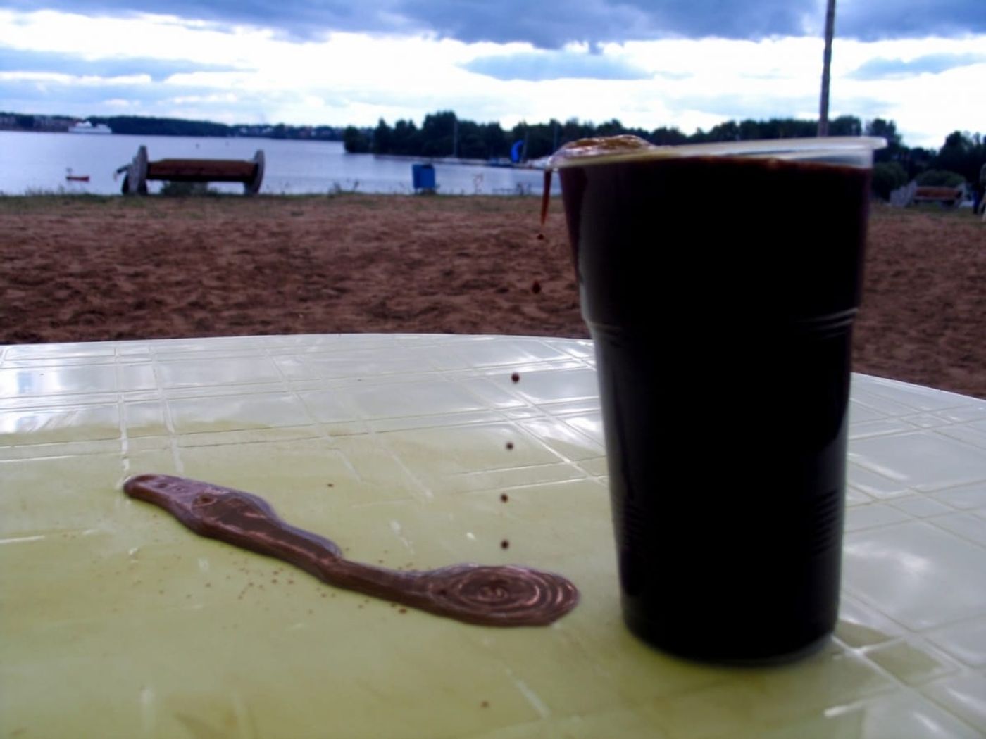 ZAMNEM_______table, pumping chocolate, stuffed crow, newspaper / ART KLJAZMA FESTIVAL Russia/ 2004