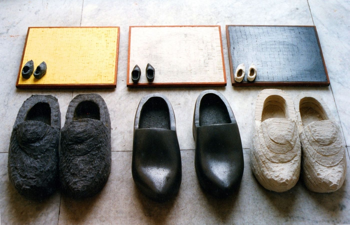 KLOMPEN_______installation / graphite, felt, chalk / 1994