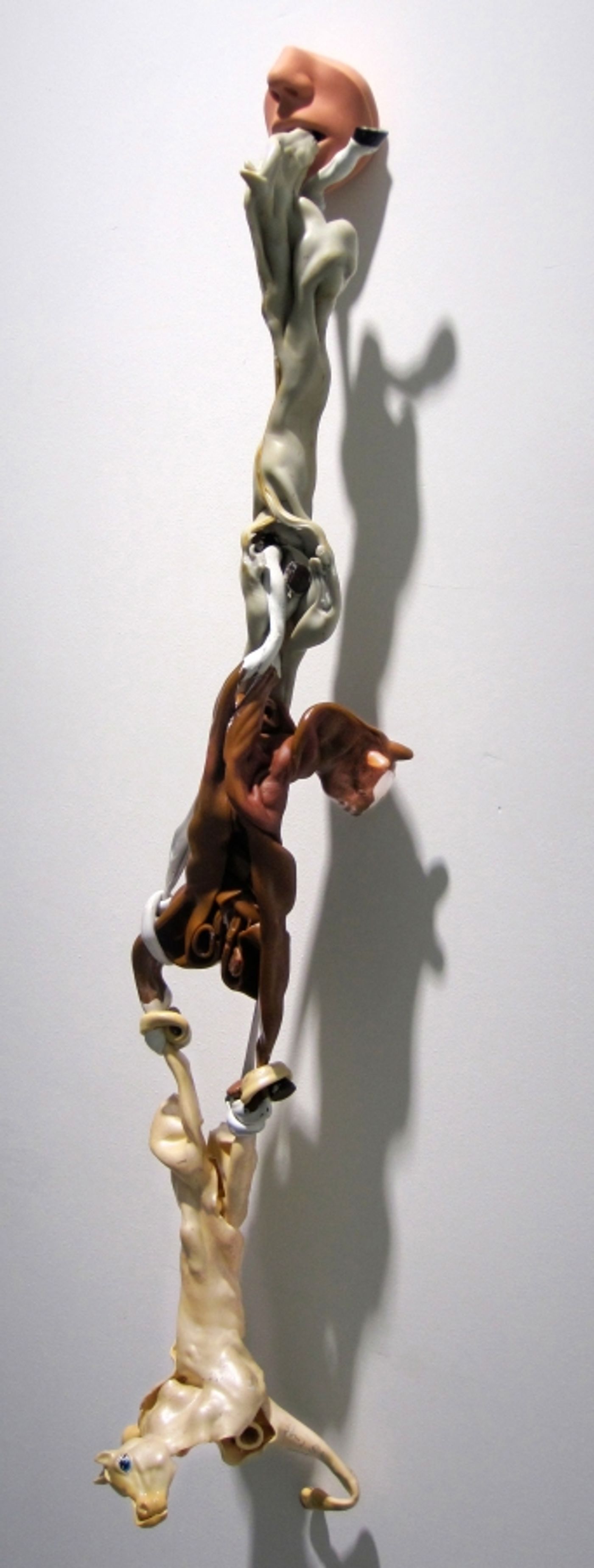DRIBBLE_______100 x 20 x 18 cm / melted plastic, rubber mask