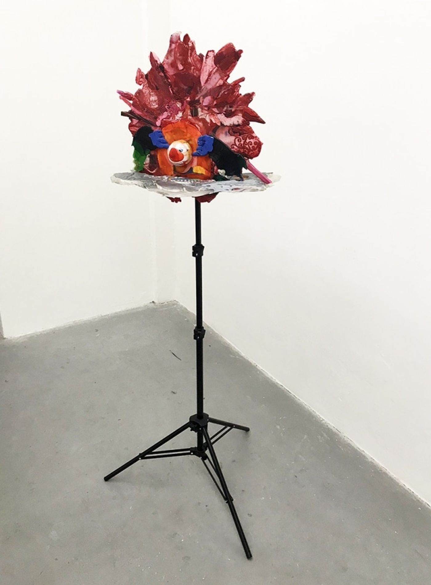 JACK IN THE BOX / 50x55x35 cm / tripod, mixed media / 2018