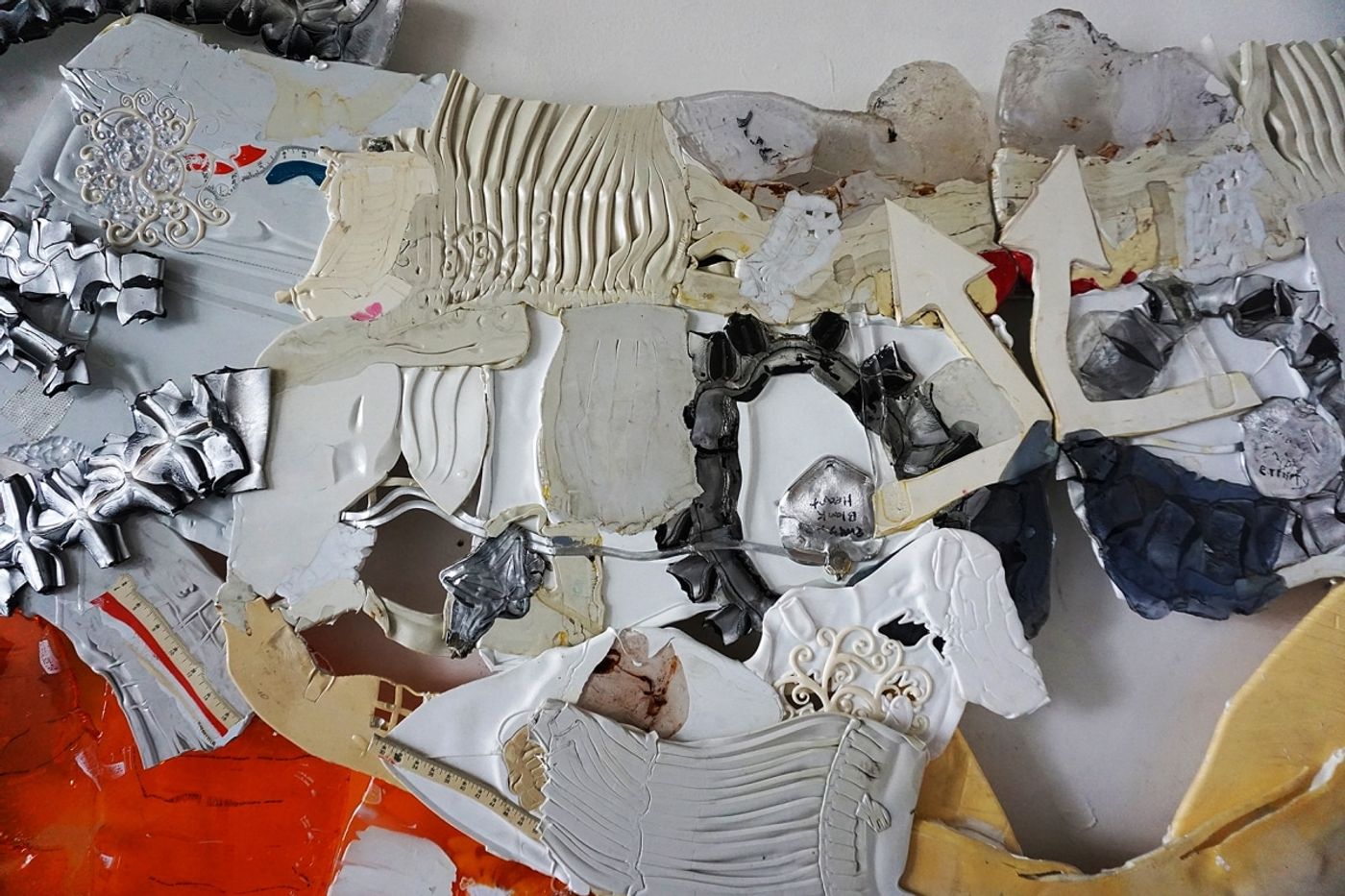 DRUNK OFF MY SHITTING, SNEEZING LADY I DID TUMBLED / mixed media, plastic / 2018 / Detail