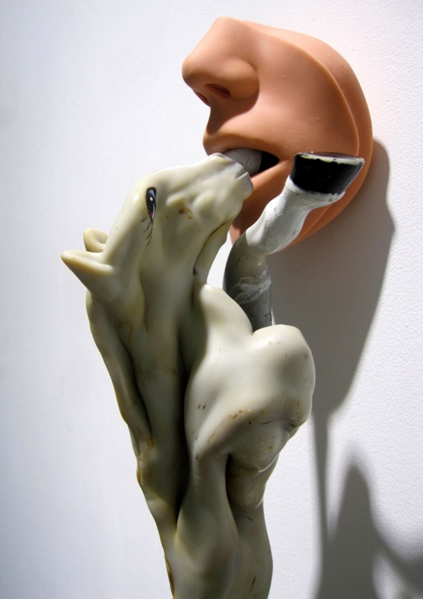 DRIBBLE_______100 x 20 x 18 cm / melted plastic, rubber mask