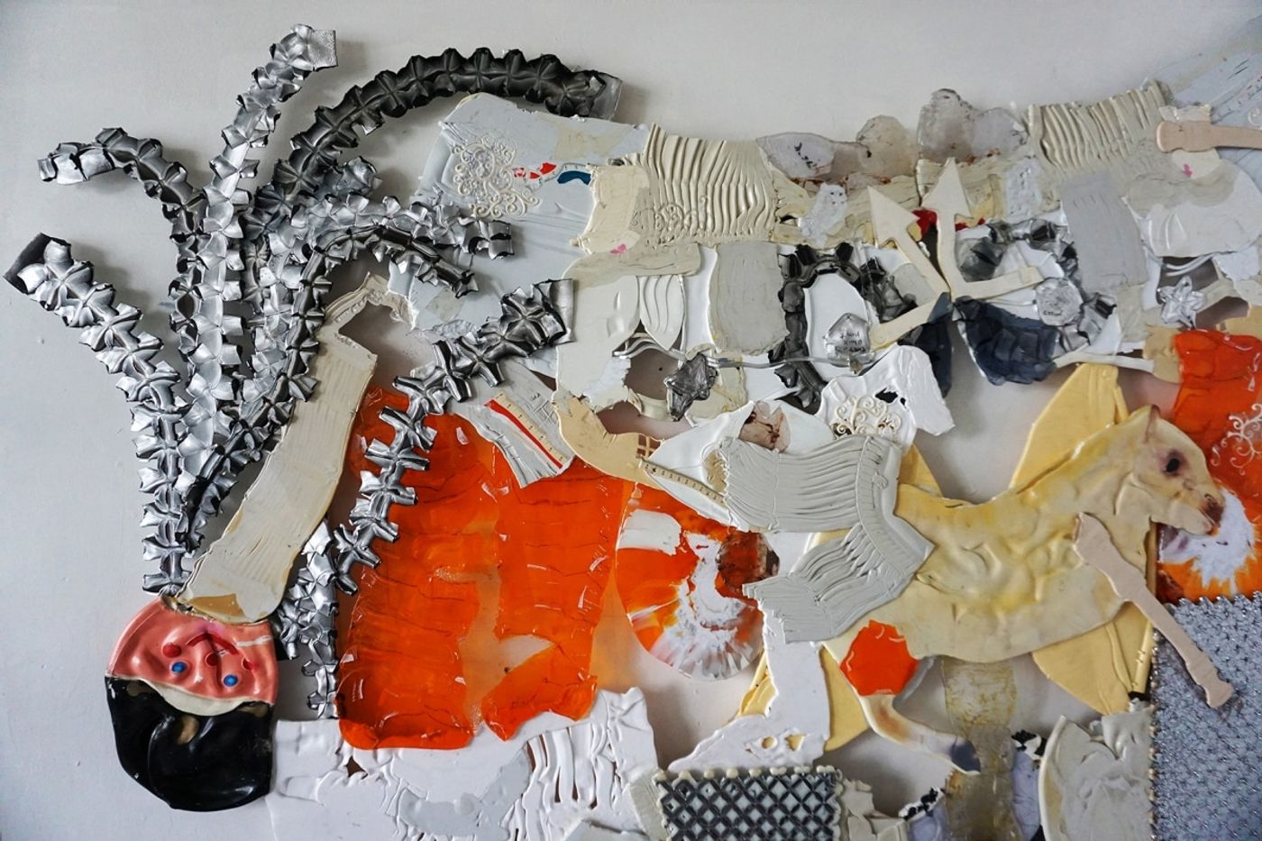 DRUNK OFF MY SHITTING, SNEEZING LADY I DID TUMBLED / mixed media, plastic / 2018 / Detail