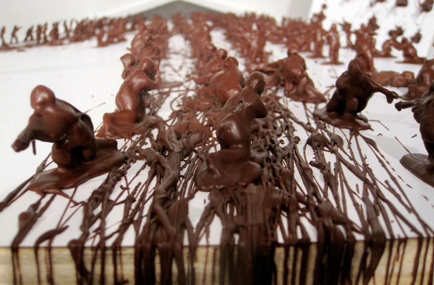 BATTLE OF LOSERS AND LOVERS_______plastic soldiers, chocolate, wood, iron cast deer / 250X 250x 320 cm