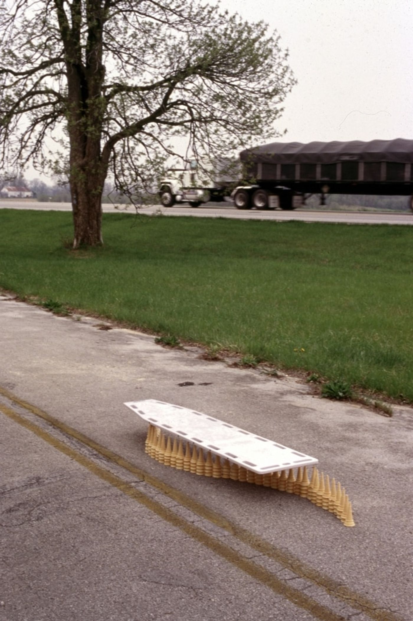DEMARCATION OF A FLOATING NIGHT BOARD_______installation / backboard, ice-cream cones / 1995