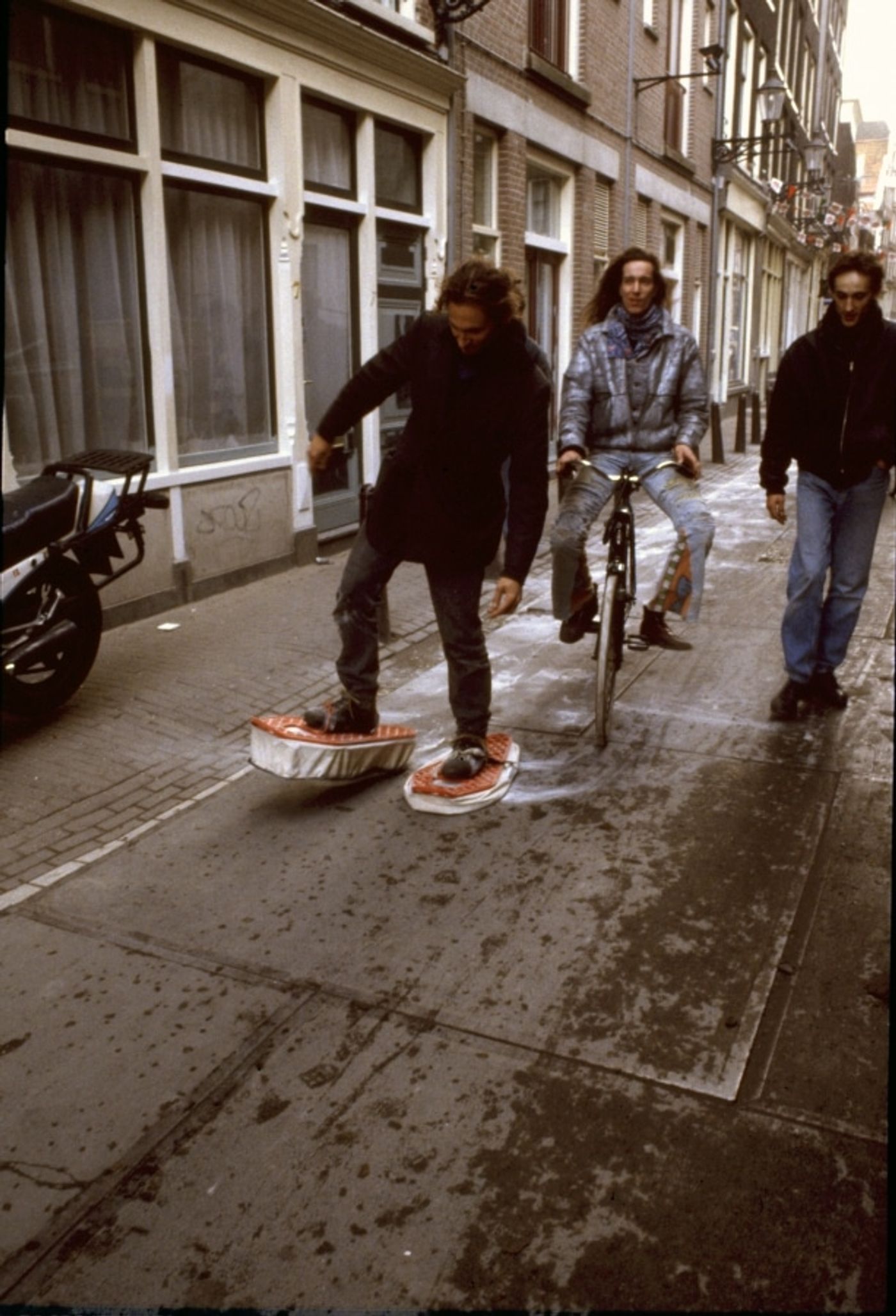 SNOWSHOES_______ an ongoing performance, snowshoes containing white flour are leaving marks while walking in different cities / AMSTERDAM / 1993 —