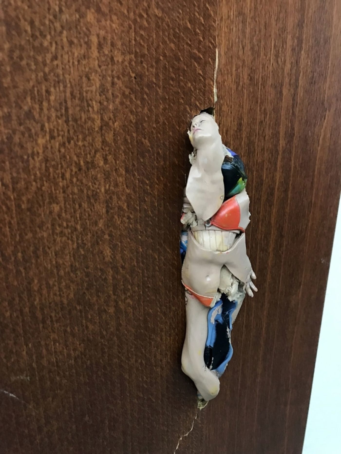 #METOO / 53X23X5 cm / mixed media, wood, plastic / 2018 / Detail