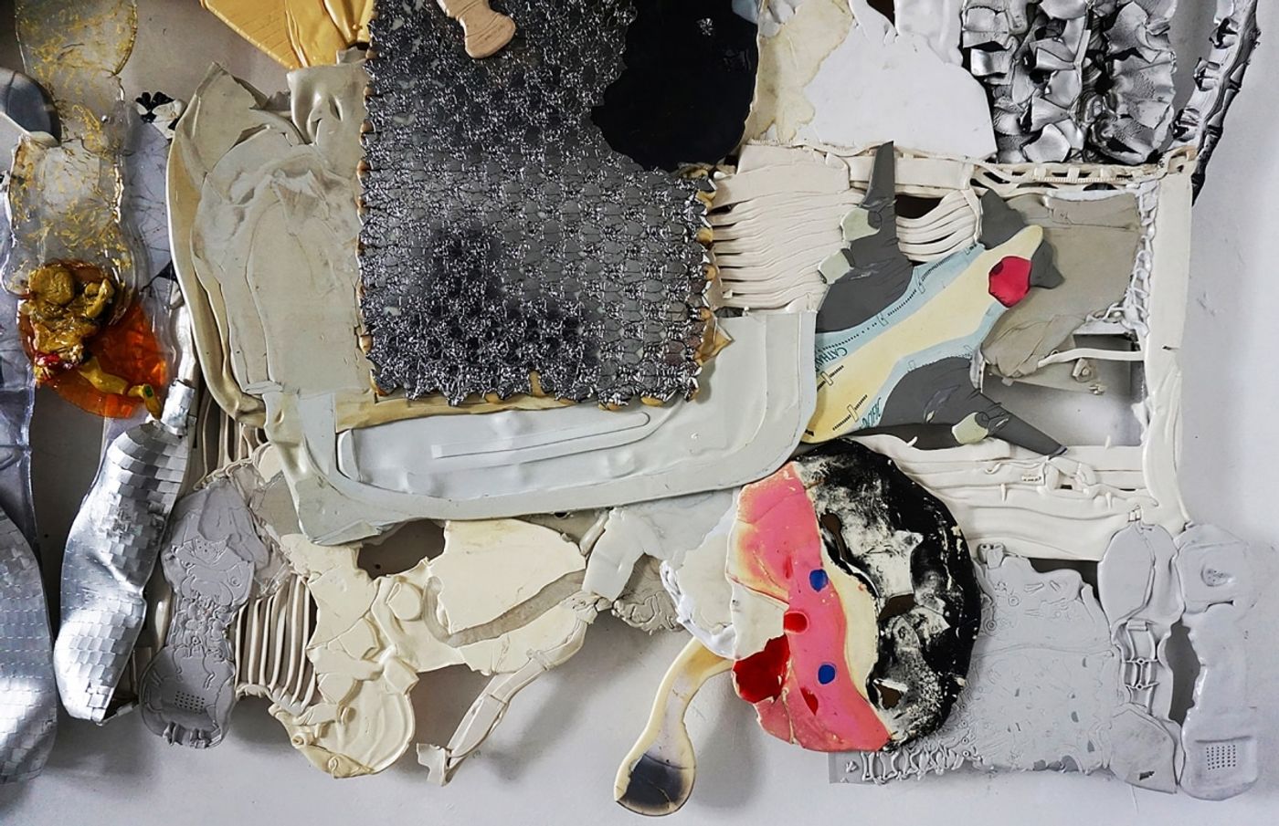 DRUNK OFF MY SHITTING, SNEEZING LADY I DID TUMBLED / mixed media, plastic / 2018 / Detail