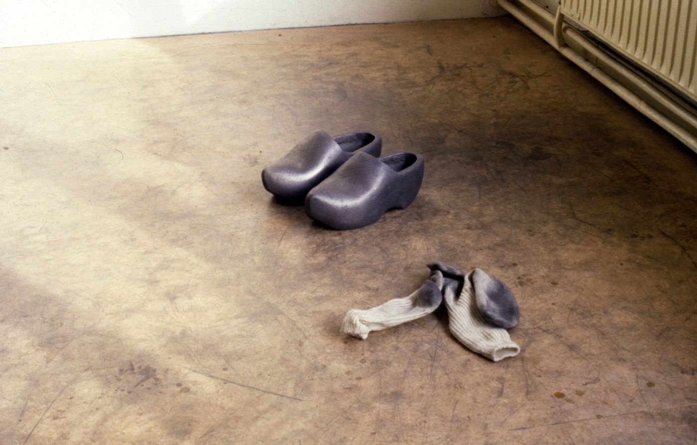 KLOMPEN_______installation / graphite, felt, chalk / 1994