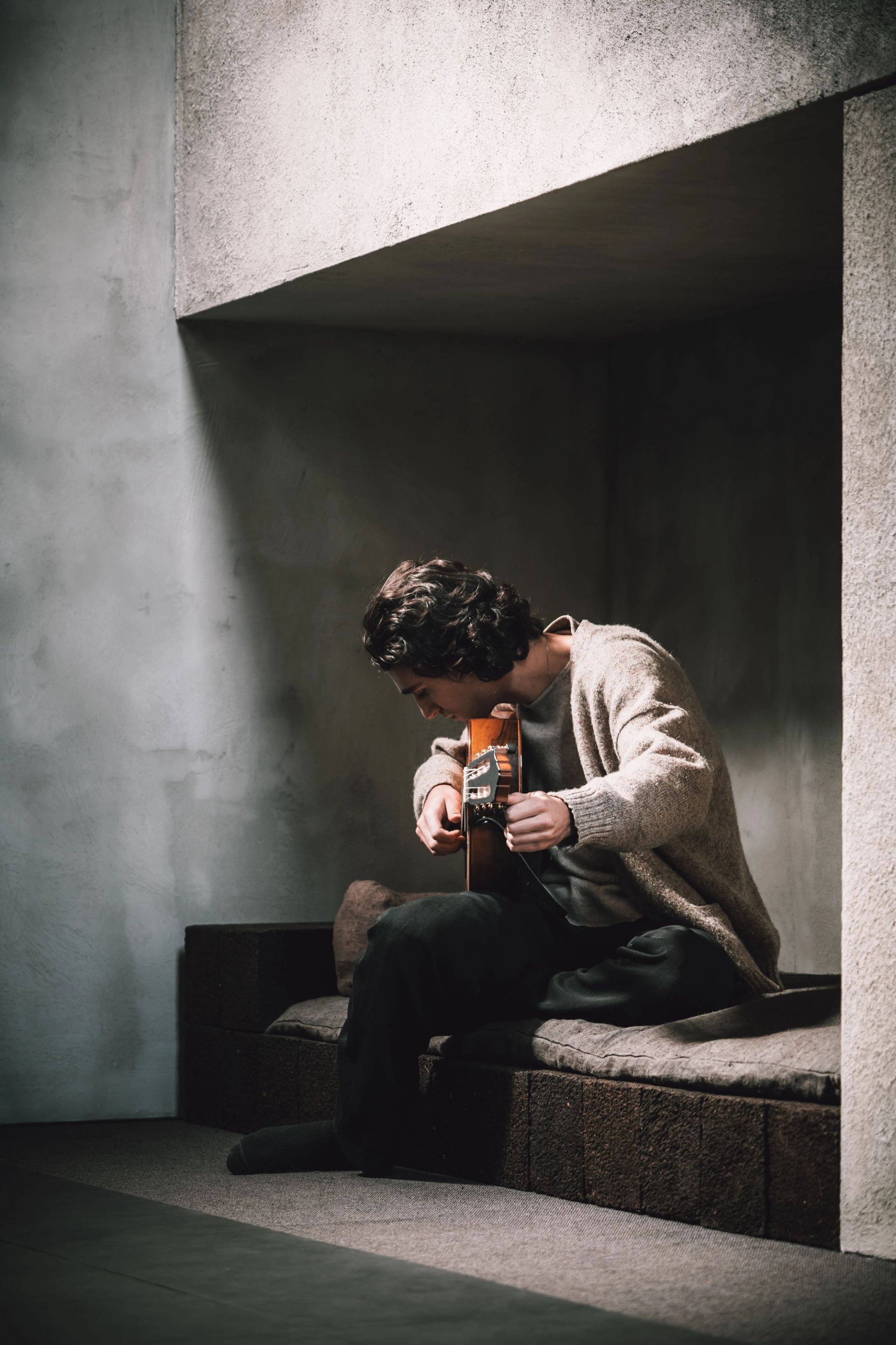 Tamino playing guitar