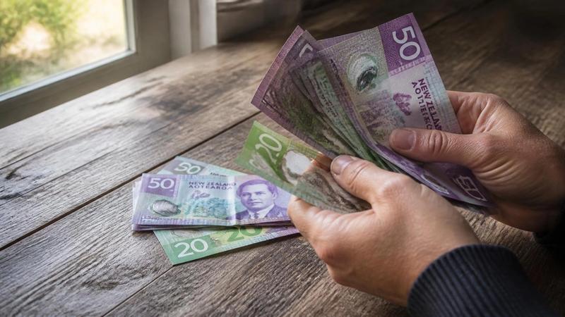 Moving Money from the UK to New Zealand: The Cheapest and Fastest Ways