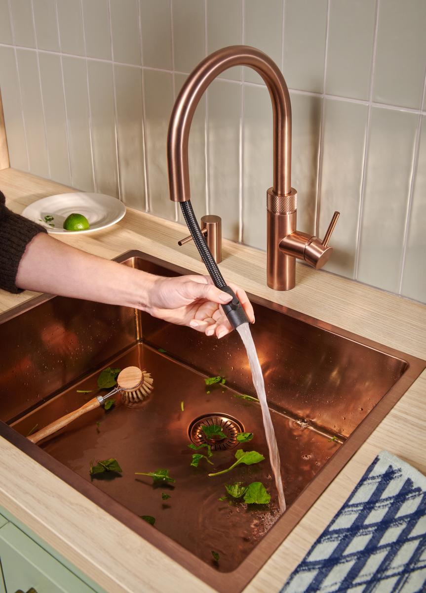 Quooker Flex slange rengjør kjøkkenkum med matrester