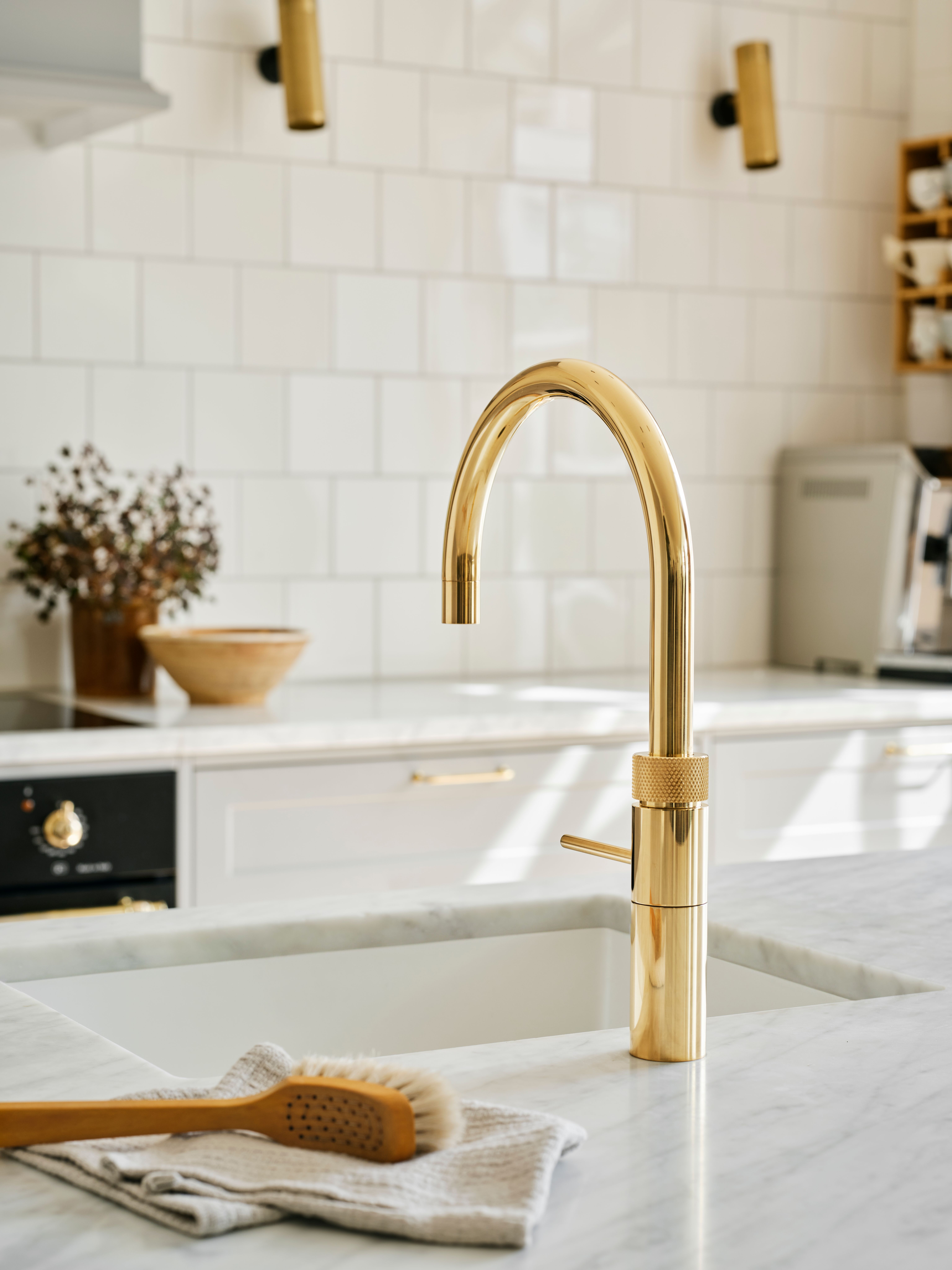 Quooker Round i gullfinish på marmorbenk