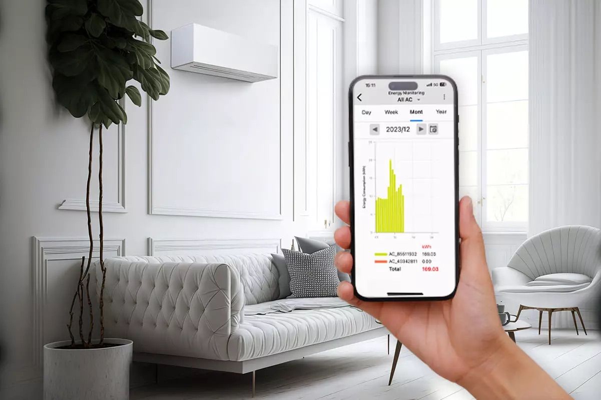 Hånd som holder mobil med visning av app som styrer temperaturen.