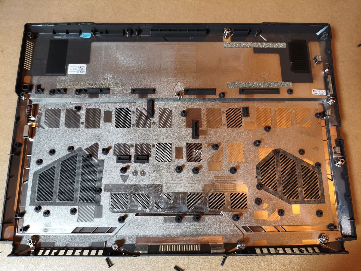 裏蓋の内側 ASUS TUF Gaming F16 FX607 (2024)