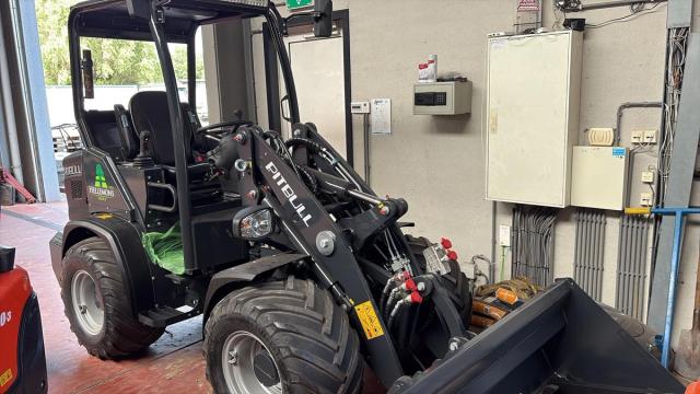 De nieuwe Pitbull-shovel met de belettering van Hellemons Groen en een bak ervoor