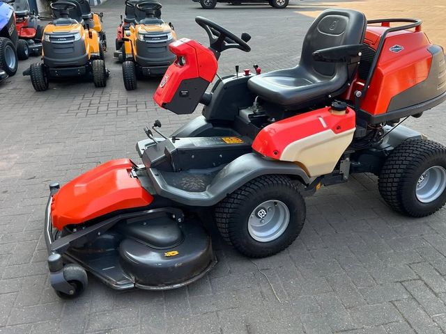 Een grote zitmaaier met frontmaaidek