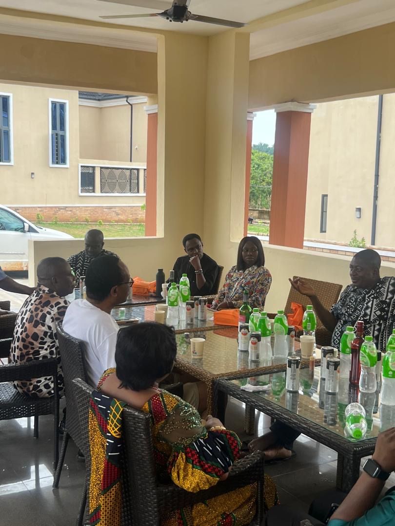 The gathering around tables in the Afe