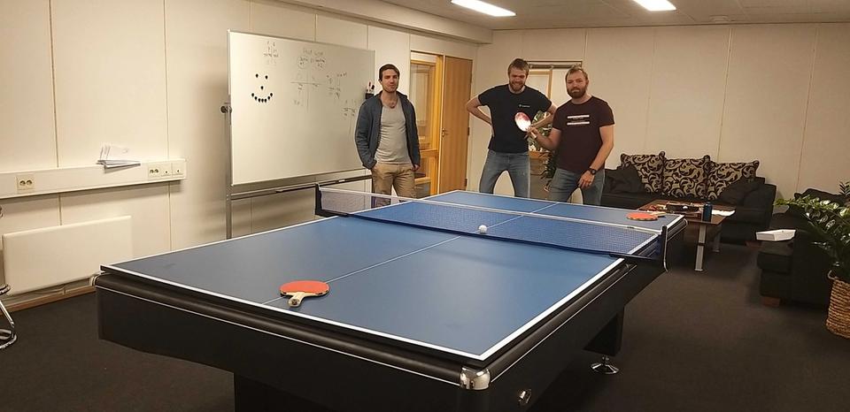 Tre ansatte er klar for et slag bordtennis