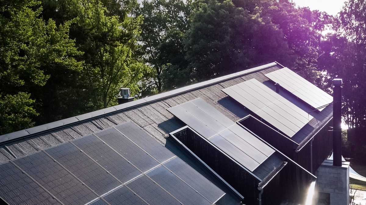 Solcellepanel på tak