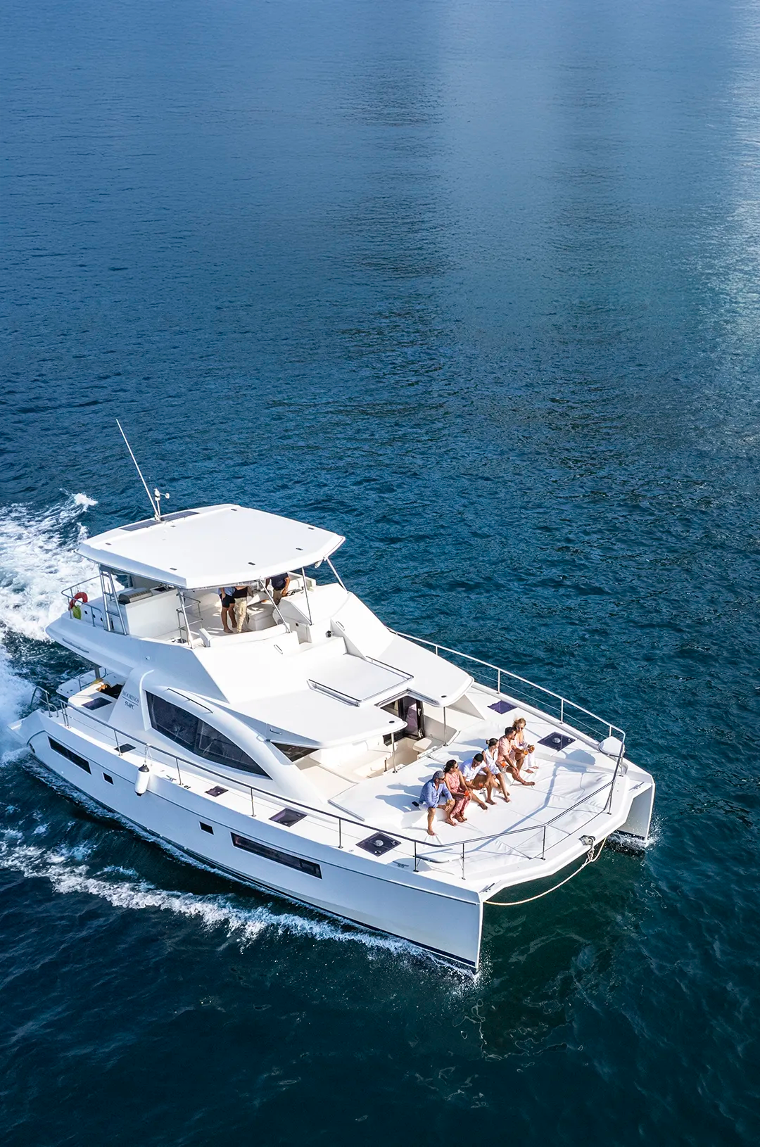 Yate catamáran de lujo yendo de Cabo San Lucas a Bahía Magdalena para el Avistamiento de Ballena Gris.