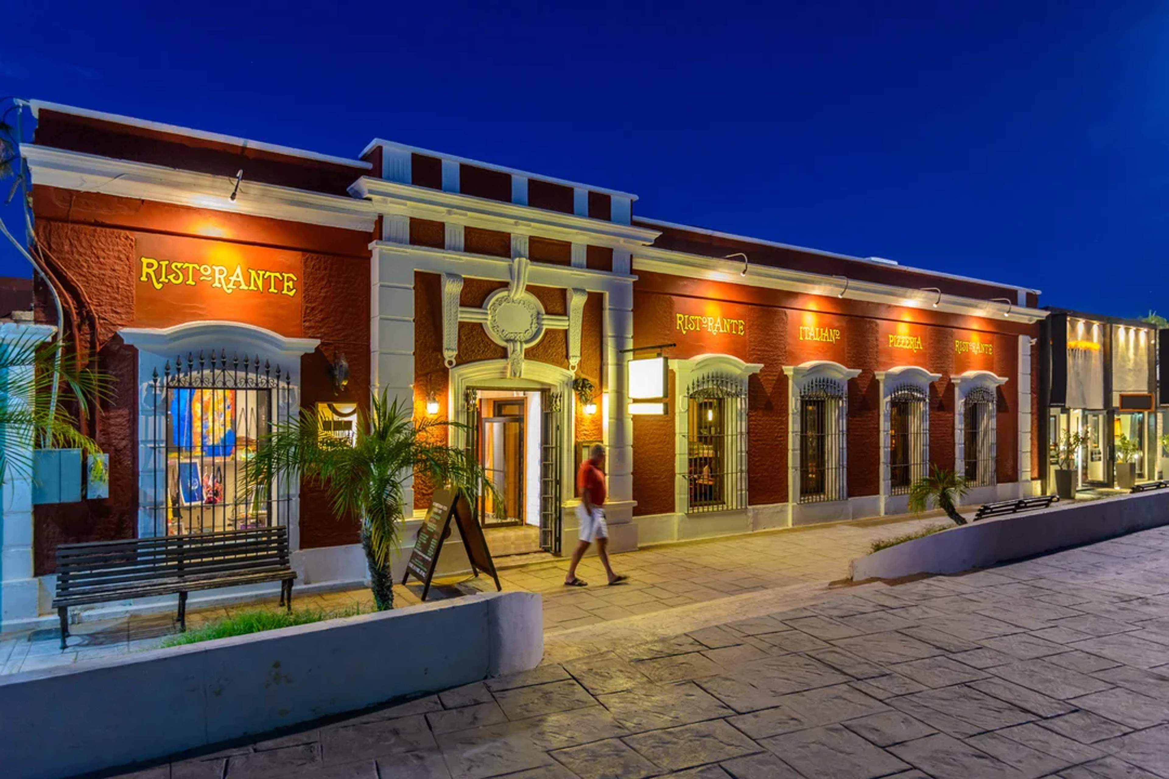 Acogedor restaurante italiano en San José del Cabo, iluminado al caer la noche.