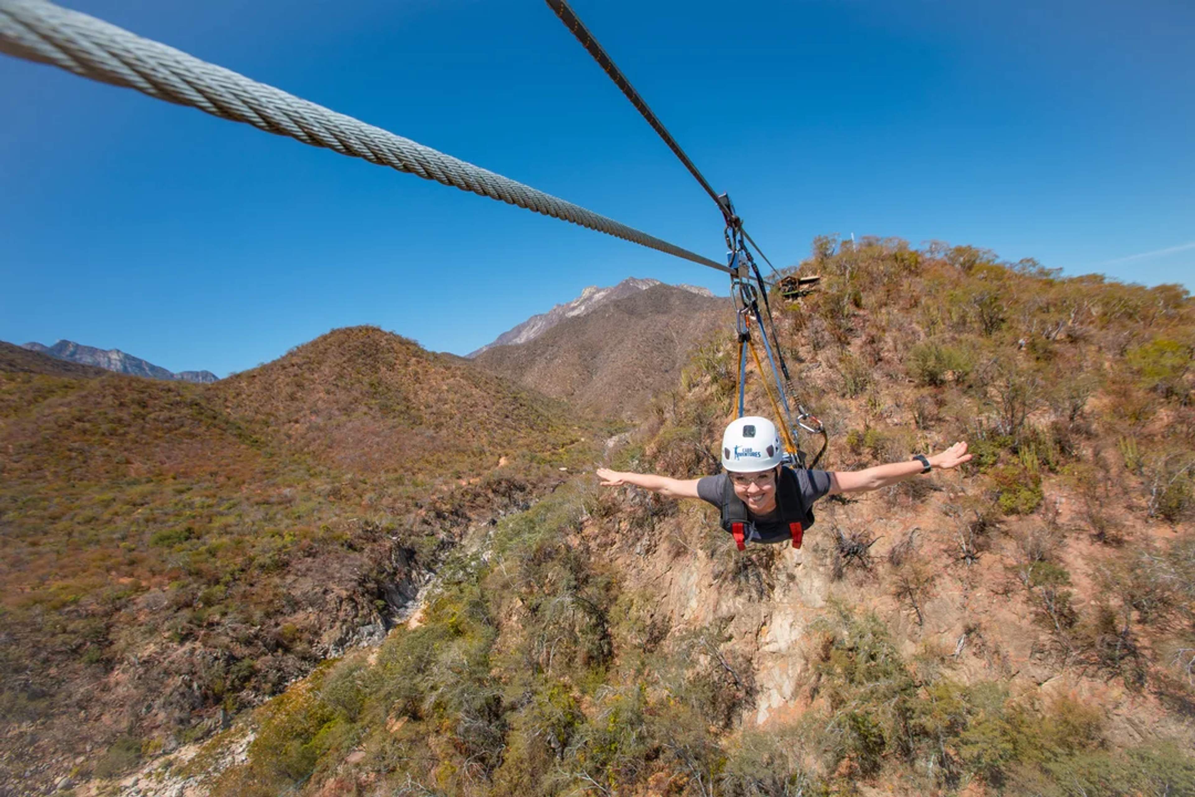 Aventurero vuela estilo Superman en una tirolesa sobre los cañones desérticos de Cabo.
