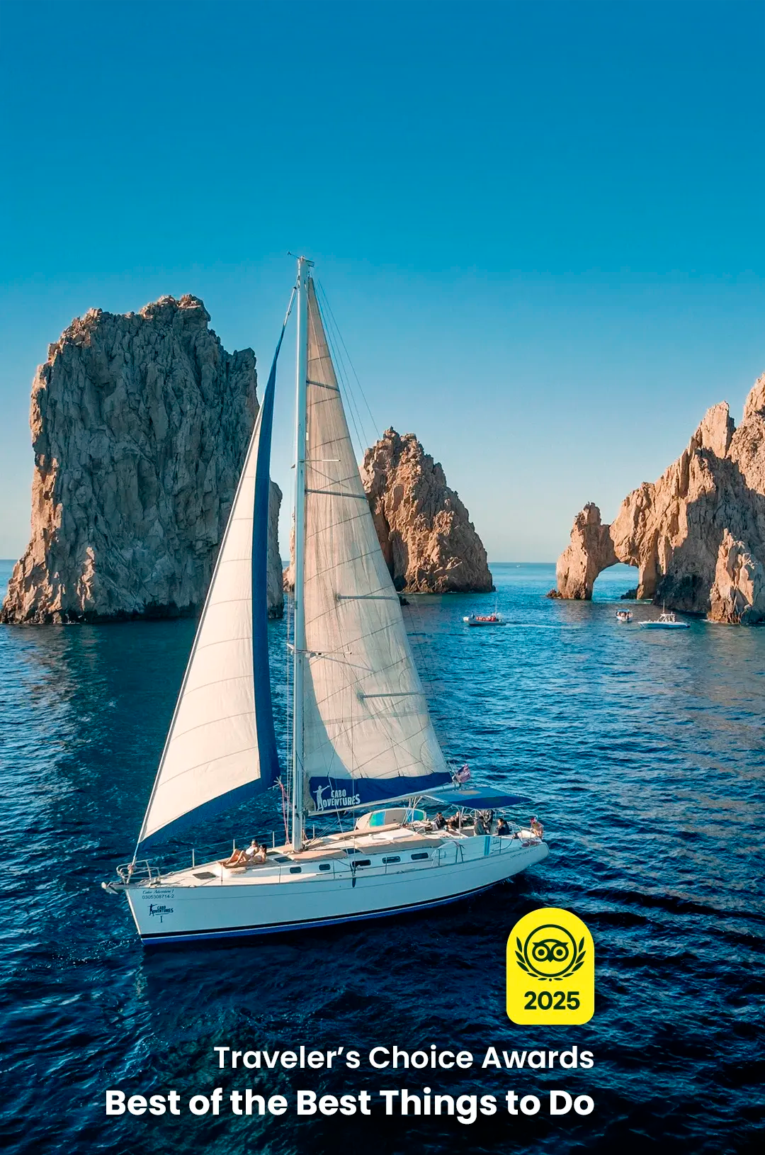Velero en Los Cabos pasando por el Arco de Cabo San Lucas.