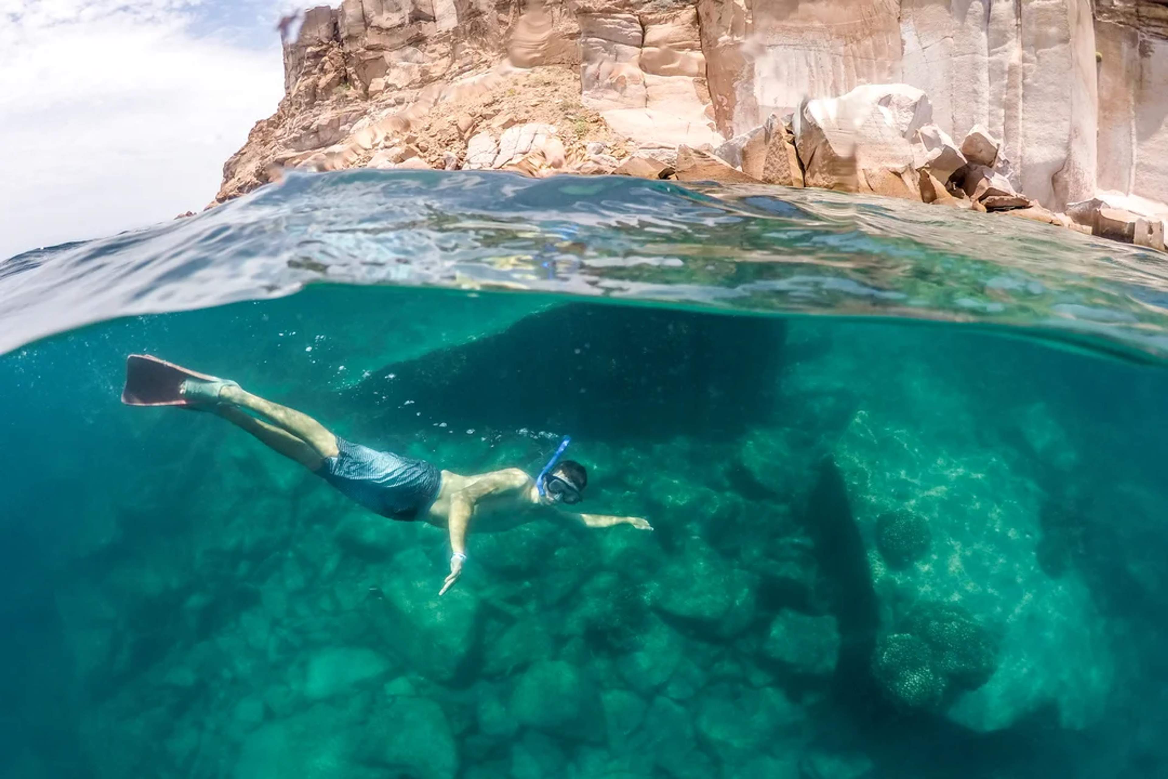 Haz snorkel en aguas cristalinas y descubre la vibrante vida marina del paraíso oculto de Balandra.