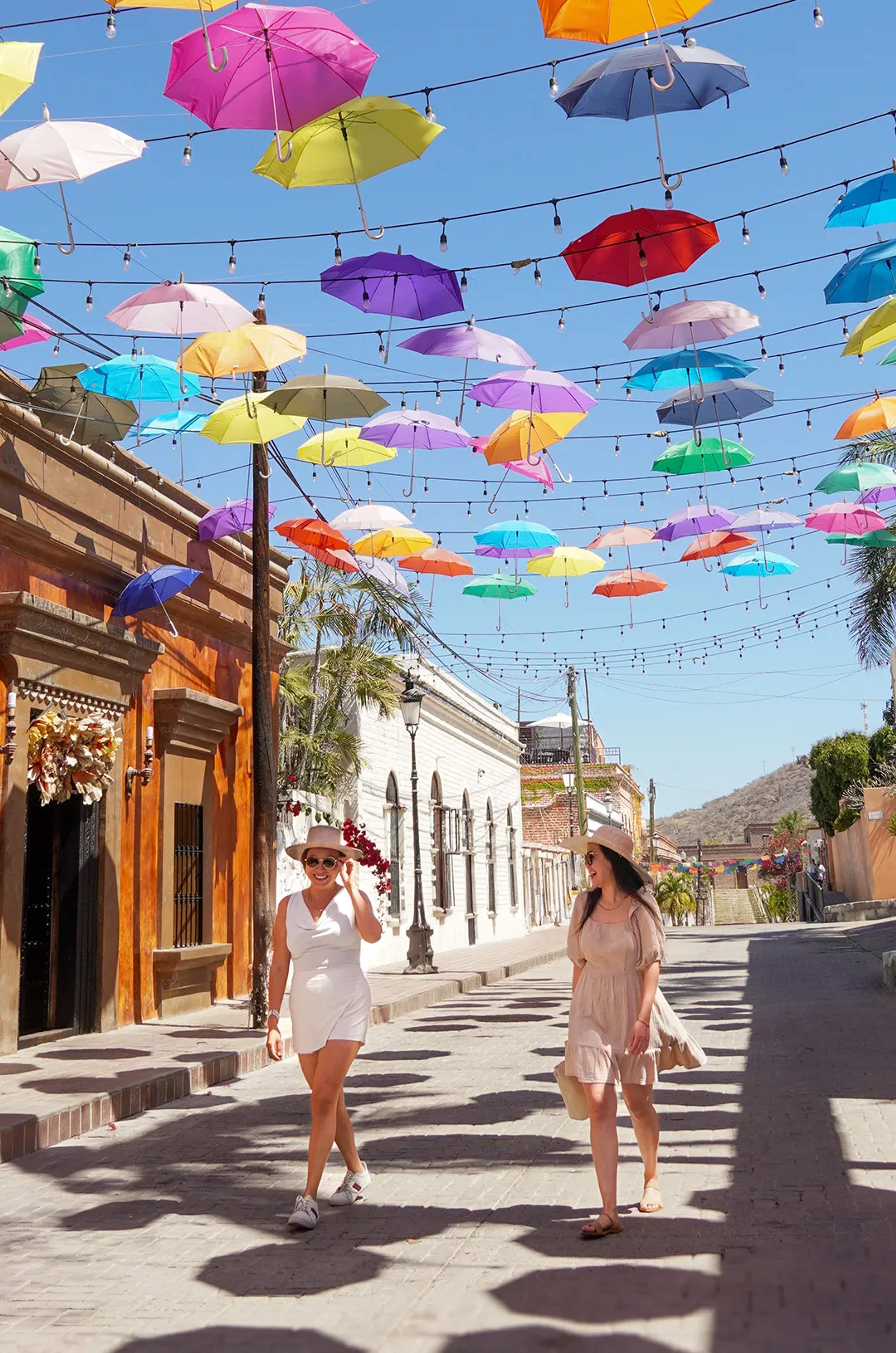 Sombrillas de colores sobre una calle encantadora en Todos Santos, Baja California Sur, México