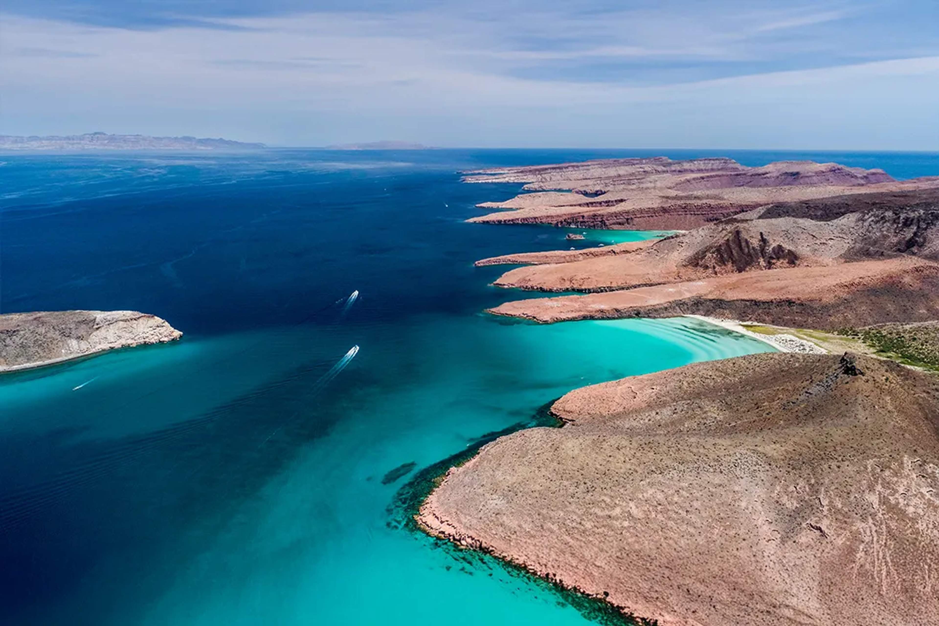 Aerial view of Espíritu Santo’s turquoise bays visited on a guided ocean adventure from La Paz  (100 caracteres exactos)