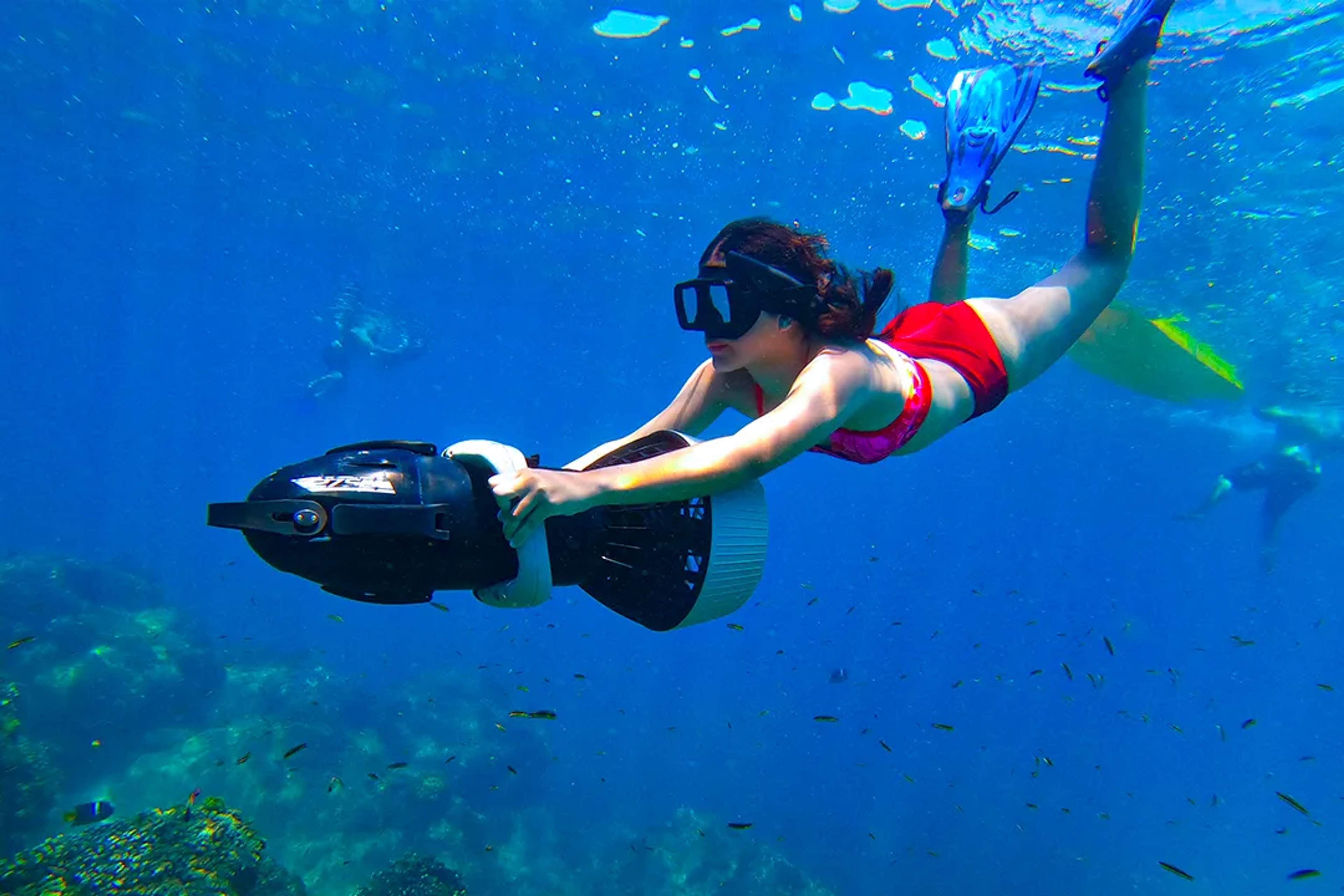 Snorkelista usando un scooter submarino en aguas claras durante la aventura Ocean Safari en Vallarta