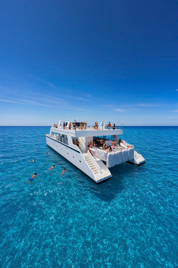 Tour de snorkel en Cabo San Lucas a bordo del catamarán Oceanus con nado, aguas claras y vistas costeras