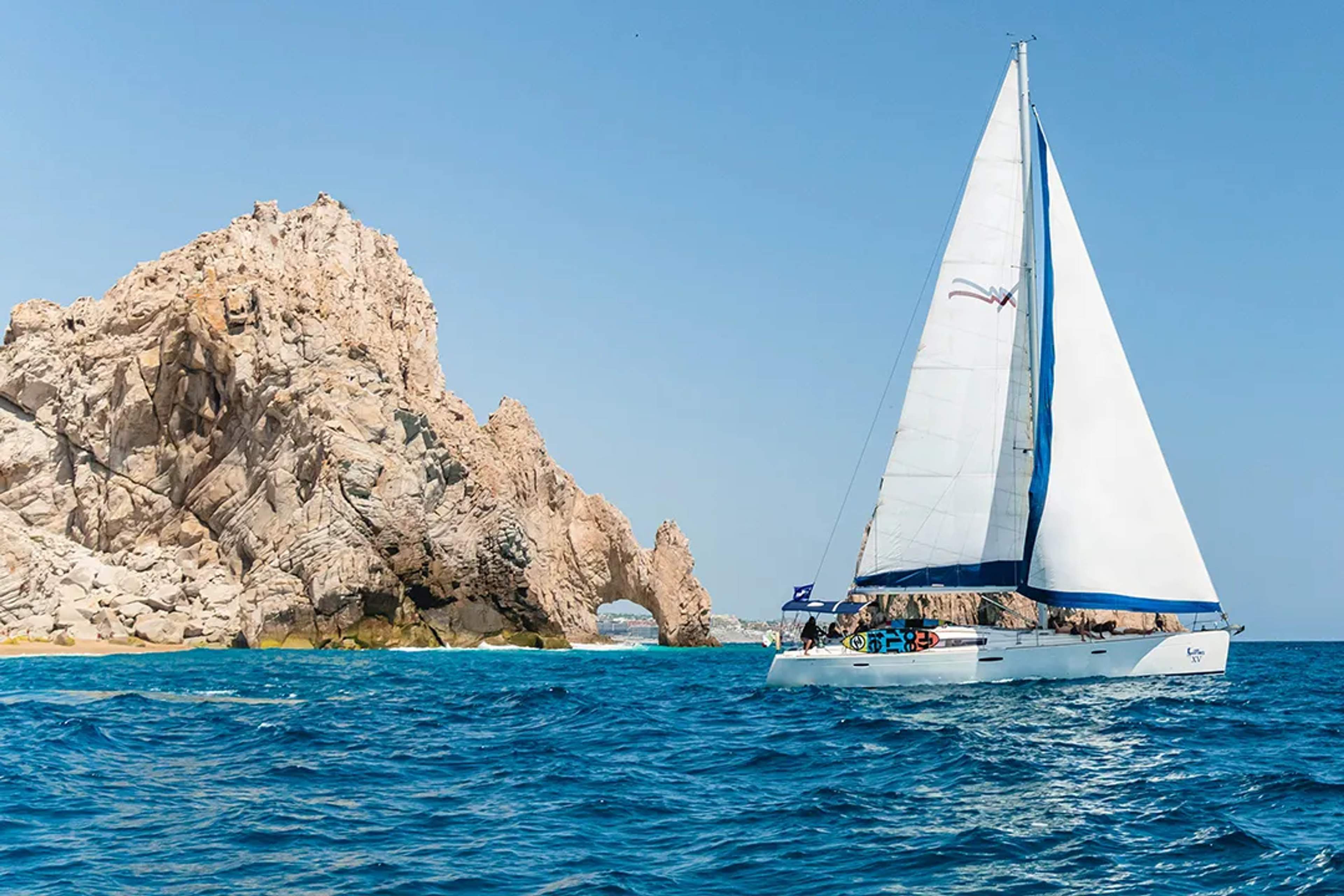 Tour de navegación de Cabo Adventures pasando El Arco en Cabo San Lucas a bordo de un velero lujoso