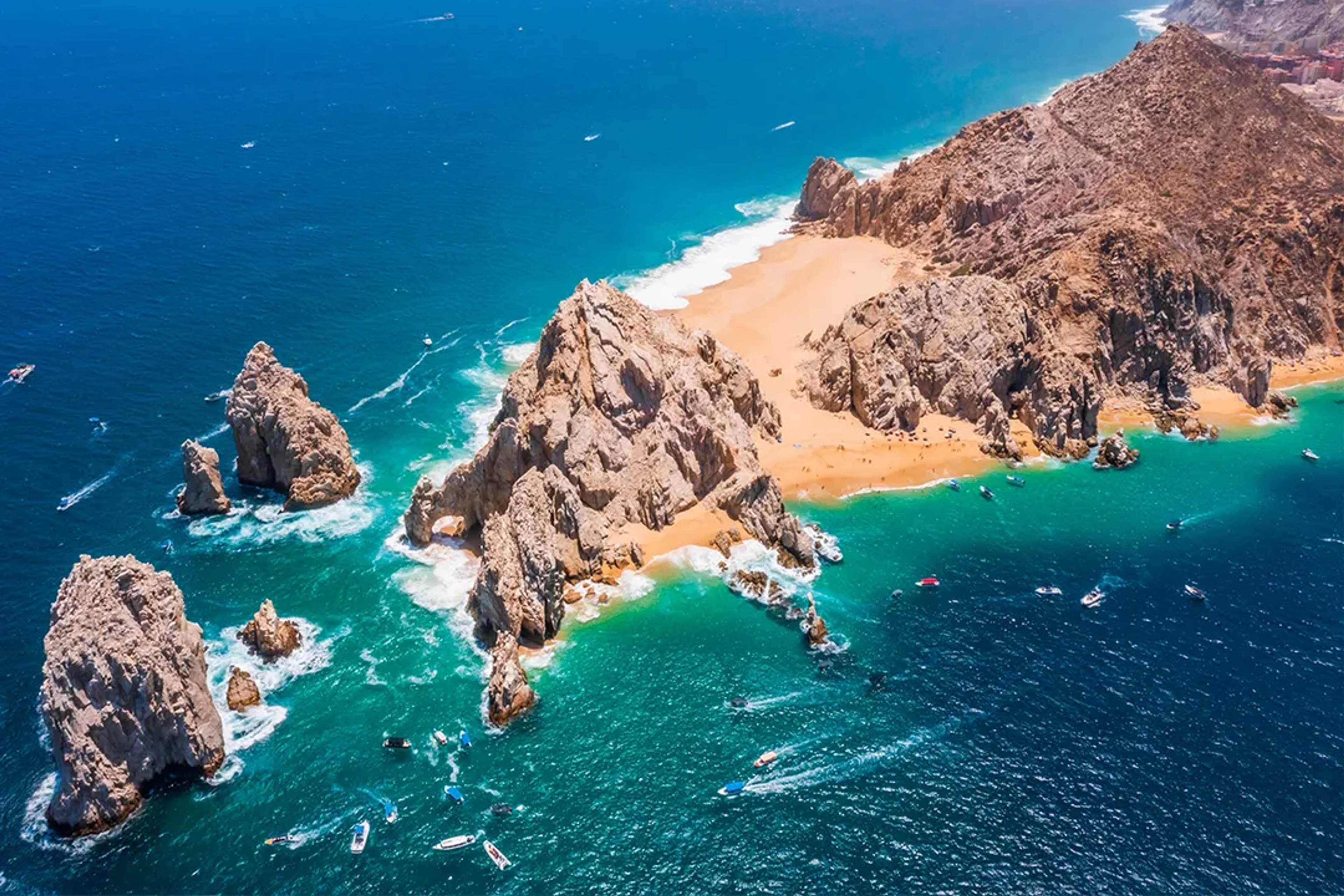 Vista aérea de El Fin de la Tierra y Playa del Amor en tour de catamarán en Cabo San Lucas