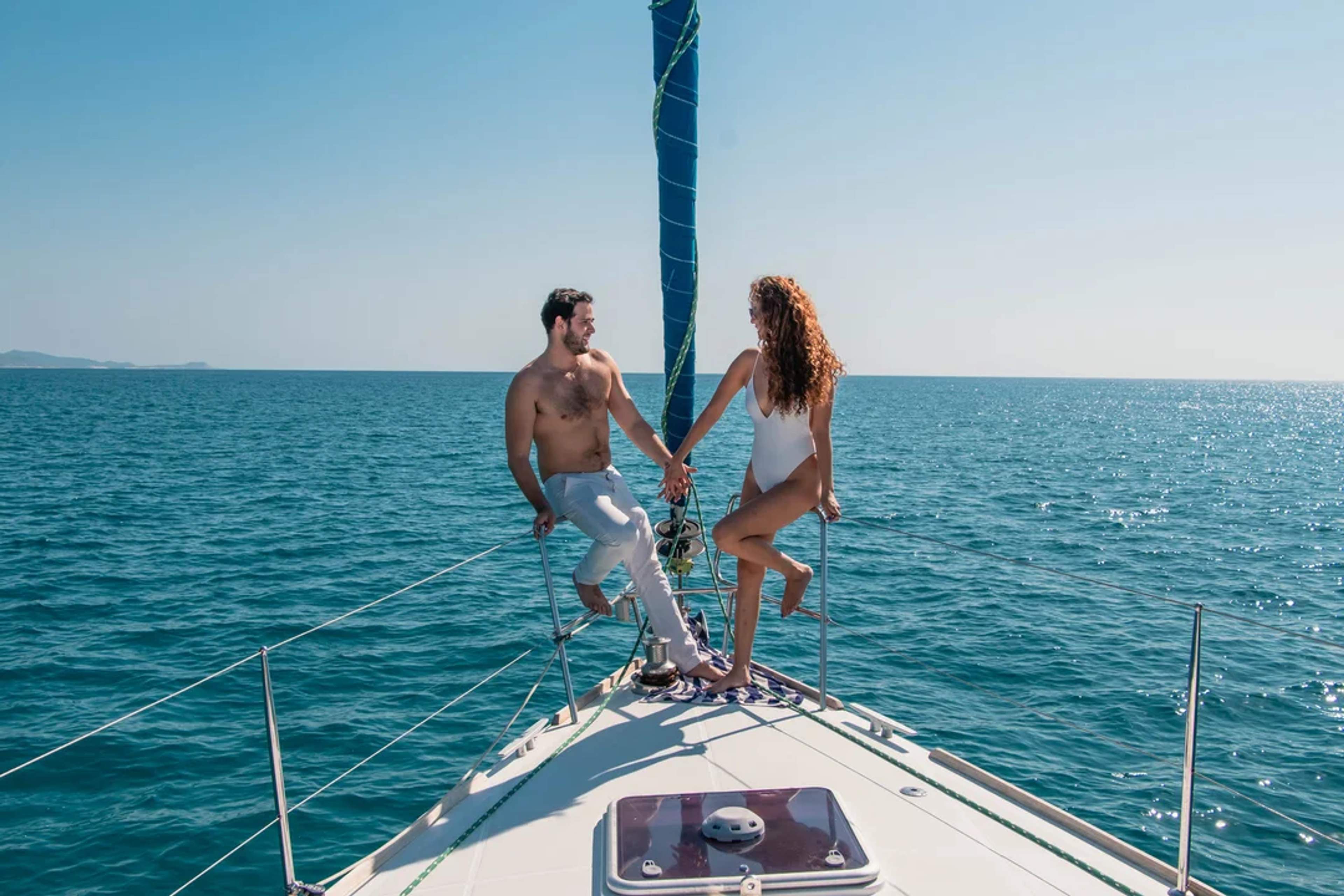 Navega hacia el romance en las aguas turquesas de Cabo, disfrutando momentos inolvidables en yate.
