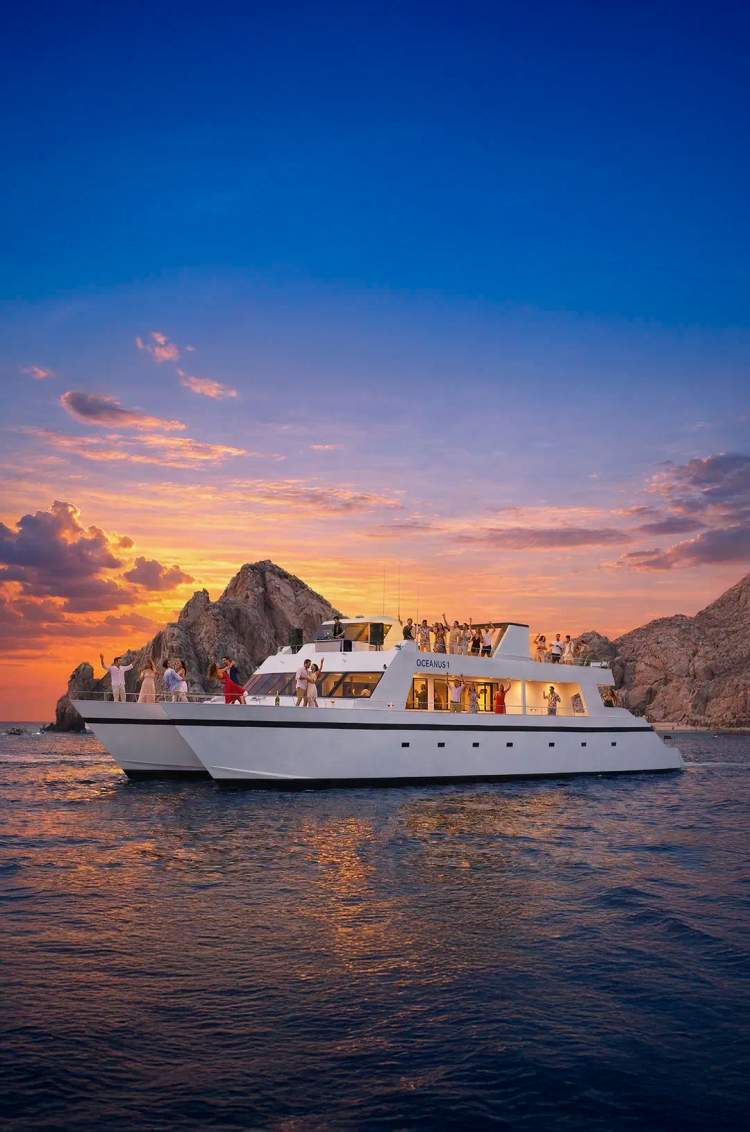 Crucero de fiesta al atardecer en Cabo en Oceanus con vistas al Arco, música, bebidas y baile en el mar