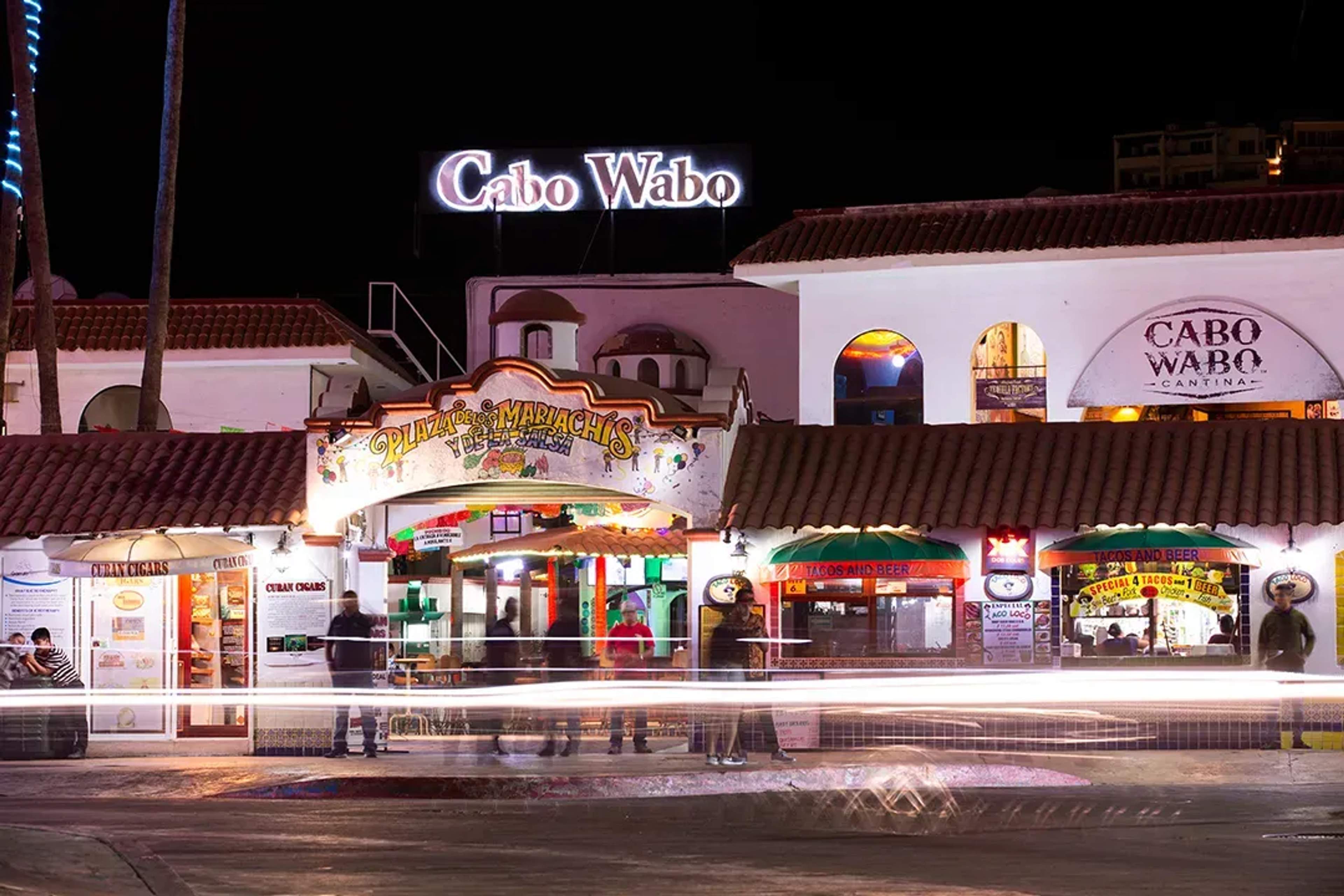 Vida nocturna en Cabo Wabo Cantina y Plaza de los Mariachis con luces neón, tacos y música en vivo en Cabo San Lucas